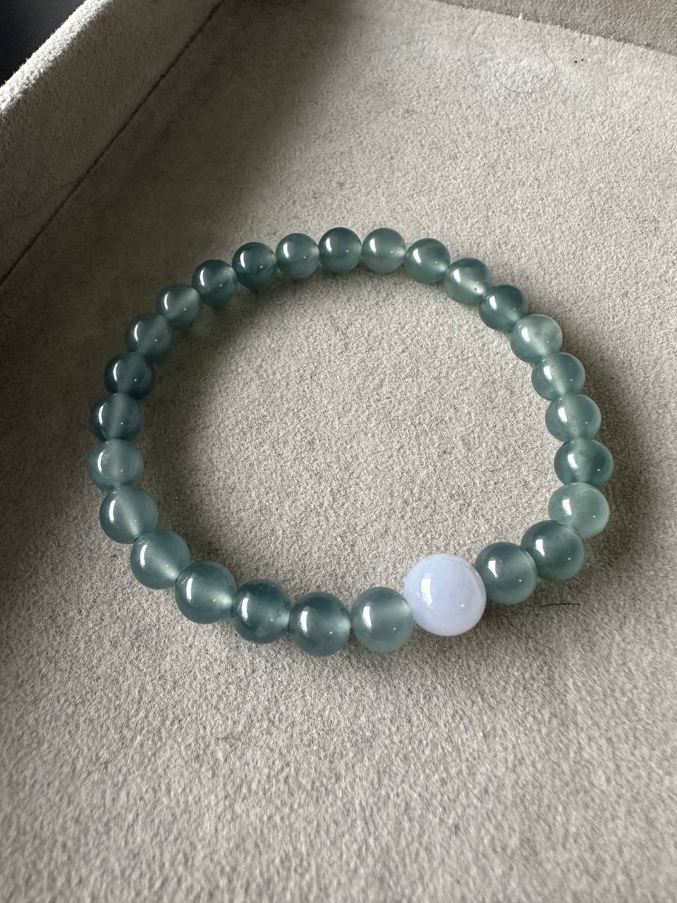 JBD2408 Memory | Guatemalan Jadeite Beads Bracelet with Lavender Jadeite Bead Accent