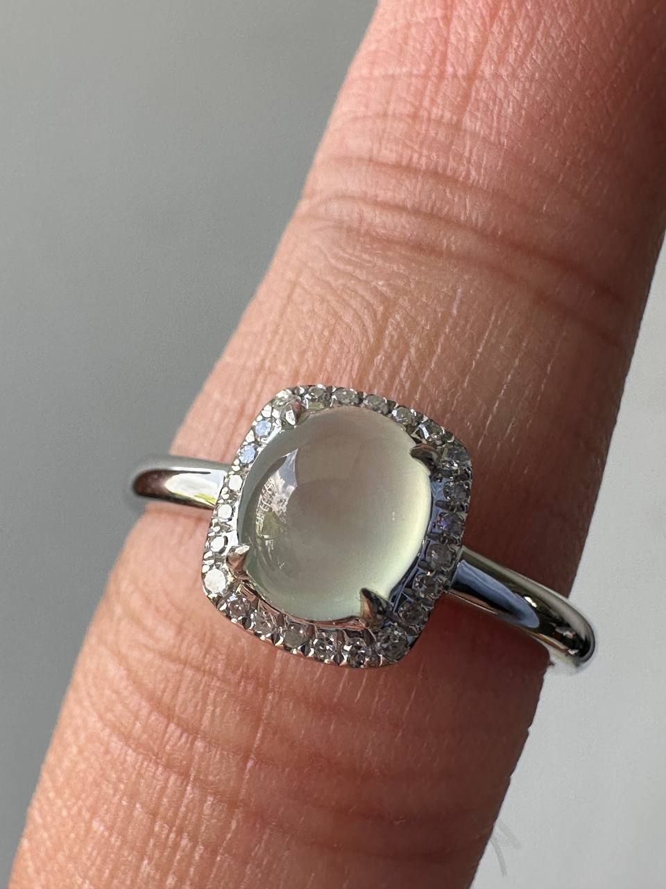JO2501 Moonlight Glow | Icy White Jadeite Cabochon in 18K White Gold and Natural Diamond HK12.5 | US6.25s