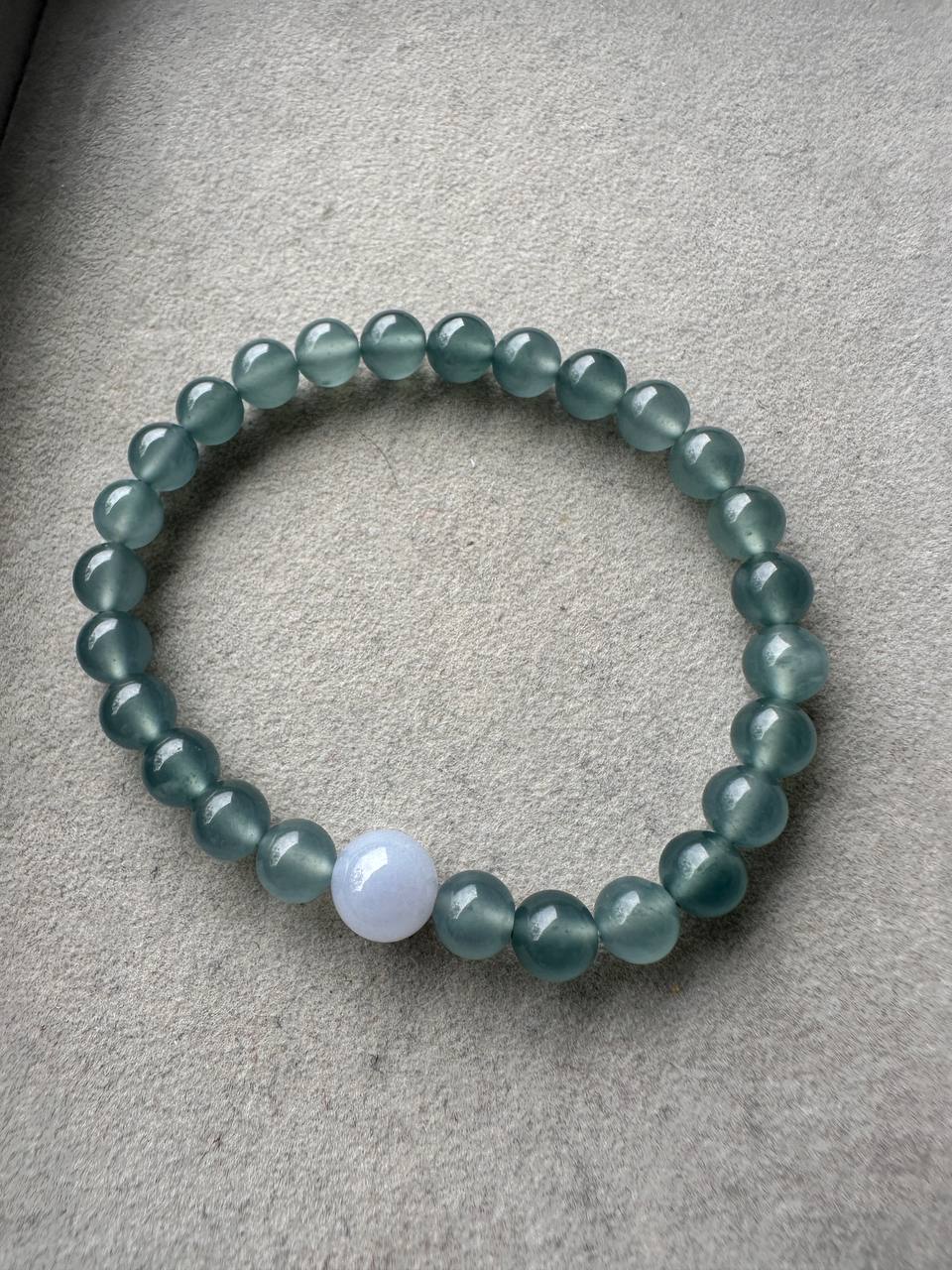 JBD2408 Memory | Guatemalan Jadeite Beads Bracelet with Lavender Jadeite Bead Accent