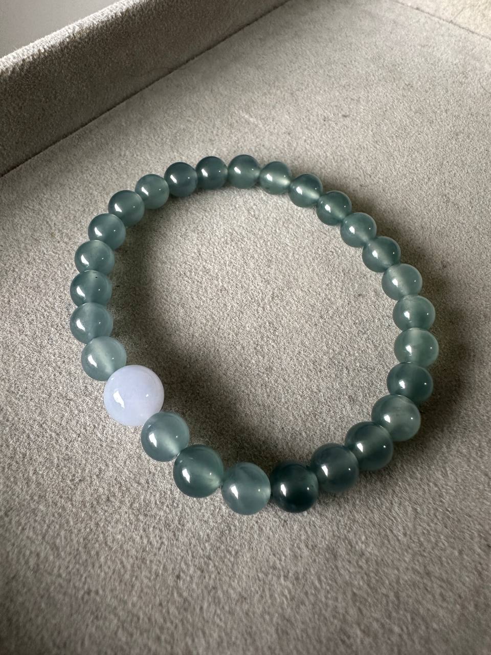 JBD2408 Memory | Guatemalan Jadeite Beads Bracelet with Lavender Jadeite Bead Accent