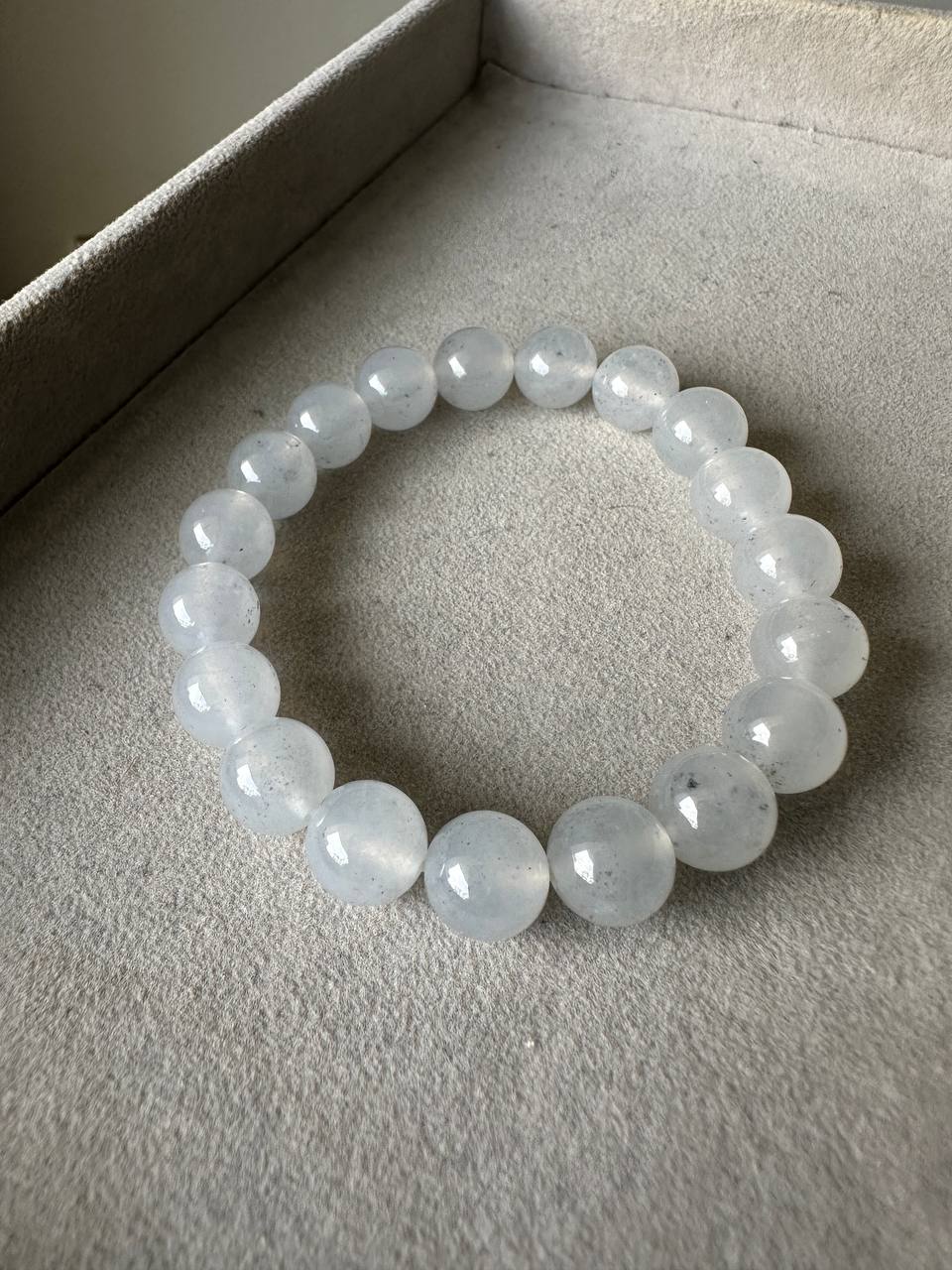 JBD2414 Black Shimmers | White Icy Jadeite with Wuji Black Specs Beads Bracelet