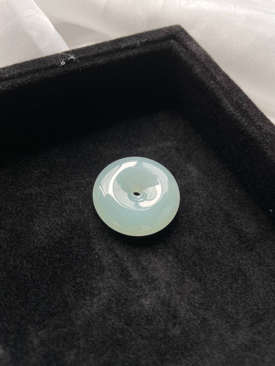 JPA224010 The Moon in the Lake Jade Donut