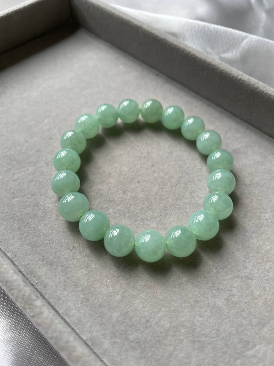 JBD223007 The Icy Green Jadeite Jade Beads Bracelet