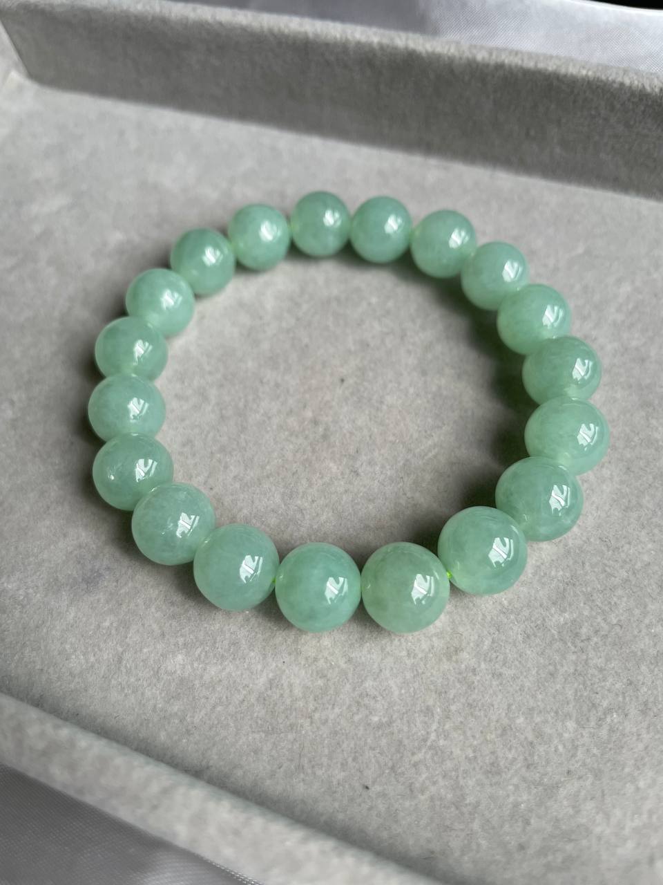 JBD223007 The Icy Green Jadeite Jade Beads Bracelet