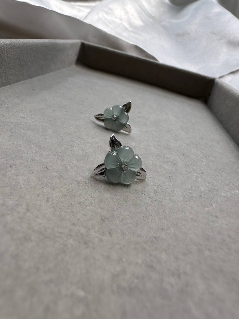 JO227031 Blooming in the Snow | Icy Blue Flower Jadeite Ear Studs in 18K White