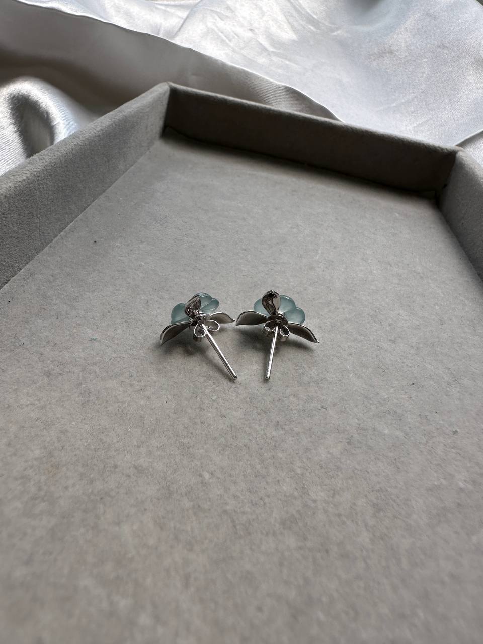 JO227031 Blooming in the Snow | Icy Blue Flower Jadeite Ear Studs in 18K White
